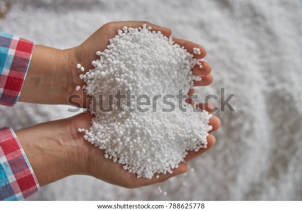 what is urea fertilizer
