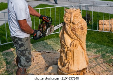 NIZHNY NOVGOROD, RUSSIA - JUNE 15, 2020: Summer Outdoor Festival. Man Carpenter, Wood Sculptor Using Chainsaw For Carving Wooden Sculpture. Carpentry, Craftsmanship, Design Concept