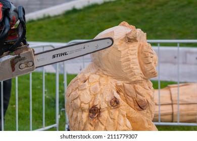 NIZHNY NOVGOROD, RUSSIA - JUNE 15, 2020: Summer Outdoor Festival. Man Carpenter, Wood Sculptor Using Chainsaw For Carving Wooden Sculpture - Close Up. Carpentry, Craftsmanship, Design Concept