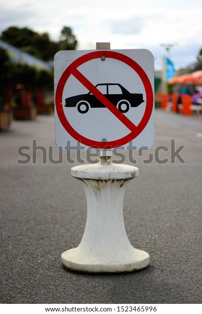 No car allow sign at a\
market