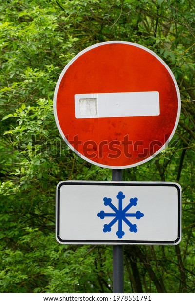 No entry sign in snowy\
weather