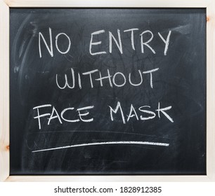 Kein Eintrag ohne Gesichtsmaske, die als Warnung an einer Tafel angebracht ist. COVID-19-Pandemie-Notfall