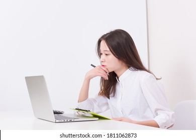 No idea concept. Confused Asian business woman. - Shutterstock ID 1811062873