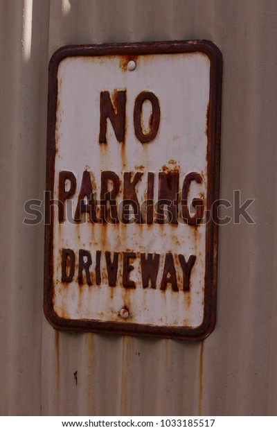 NO PARKING DRIVEWAY\
SIGN