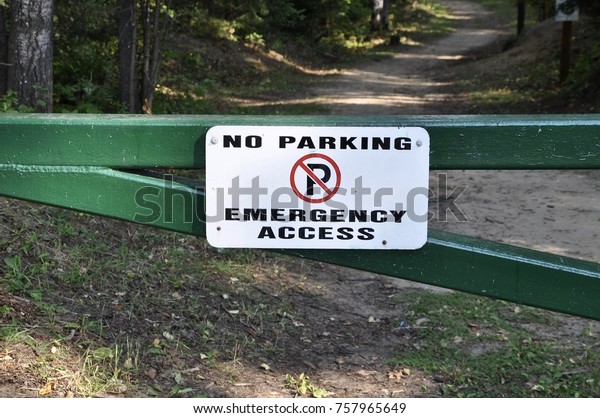 No parking emergency access\
sign