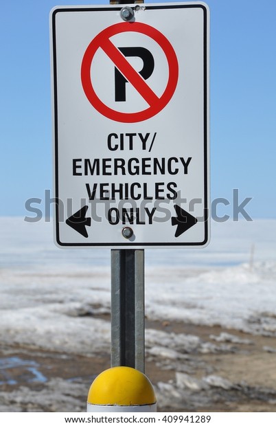 No parking emergency\
vehicles only sign