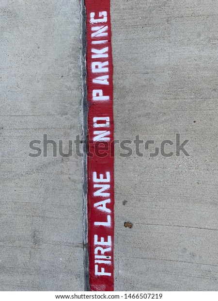 No parking fire lane\
sign