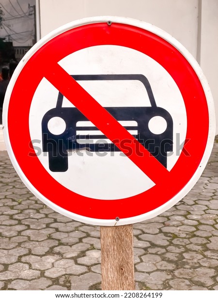 no parking sign board with blurred\
background. no car allowed. no motorcycle\
allowed.