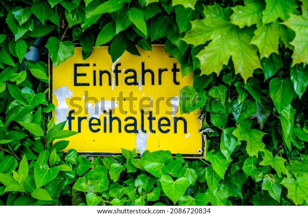 no\
parking sign in germany - translation: \