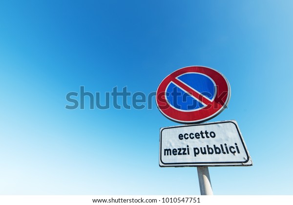 no\
parking sign under a clear sky in Sardinia,\
Italy