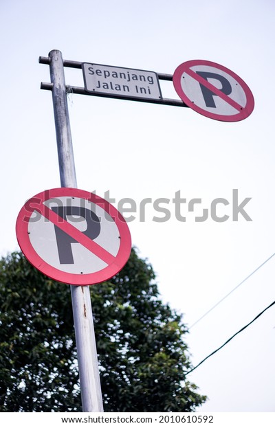 No parking traffic\
sign used in Indonesia