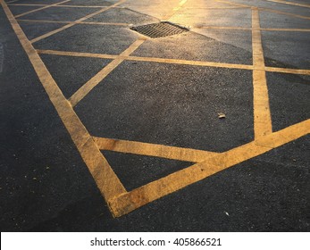 1,040 Yellow Painted No Parking Images, Stock Photos & Vectors ...