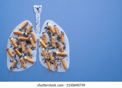 No hay día del tabaco. Imagen de los pulmones con colillas de cigarrillos y ceniza del humo del cigarrillo o del cigarro. Copiar espacio