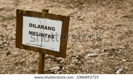 no trespassing sign in the park in Indonesian
