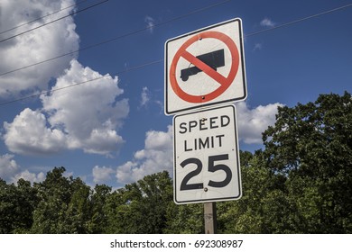 Speed Limit 25 Mph Sign Images, Stock Photos & Vectors 