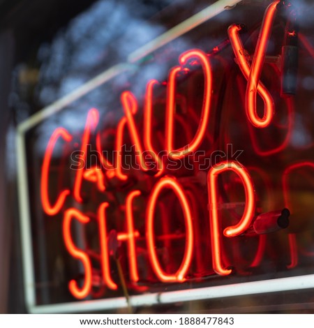 Foto Bild Rotes Neonschild mit Schriftzug Popcorn Cotton Candy