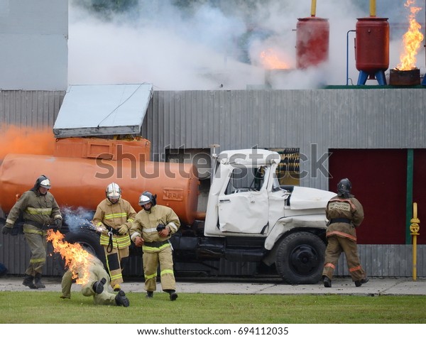 NOGINSK, RUSSIA - JUNE 6, 2017:Fire\
extinguishing at the training ground of the Noginsk rescue center\
of the Ministry of Emergency Situations during the International\
Salon \