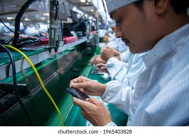 Noida, Uttar Pradesh, India- 23 October 2019: Worker Setting Mobile Screen In A Mobile Manufacturing Plant In India.  