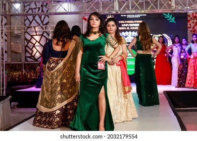 NOIDA, UTTAR PRADESH, INDIA - JULY 2021: Beauty Pageant Contest, Young Indian Female Models Walks On Stage At Fashion Show In Traditional Indian Designer Dress.