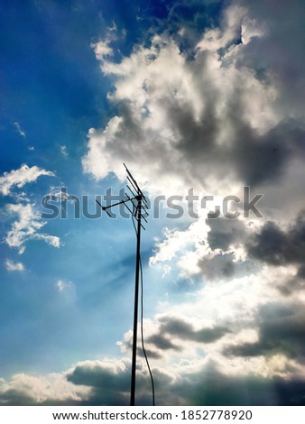 laterne (schräg) vor wolkenverhangenem himmel