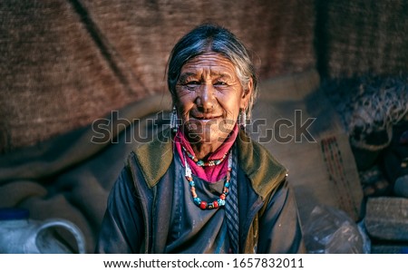 Nomadic woman. They live for several months a year in tents, looking for fresh pastures for their goats, from which comes cashmere wool. In Ladakh, India.