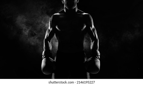 Imagen de un boxeador en un fondo oscuro. El concepto de artes marciales mixtas. MMA