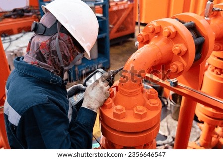 Non-destructive testing technicians are checking the thickness of elbow tubes using ultrasound (UT) testing methods, ultrasound testing to determine the residual thickness after use.