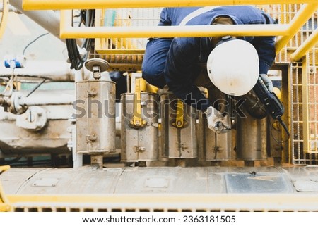 Non-destructive testing technicians are checking the thickness of elbow tubes using ultrasound (UT) testing methods, ultrasound testing to determine the residual thickness after use.