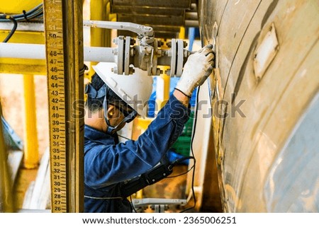 Non-destructive testing technicians are checking the thickness of elbow tubes using ultrasound (UT) testing methods, ultrasound testing to determine the residual thickness after use.