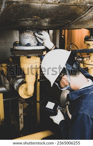 Non-destructive testing technicians are checking the thickness of elbow tubes using ultrasound (UT) testing methods, ultrasound testing to determine the residual thickness after use.