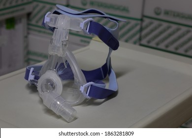 La máscara no invasiva de ventilación de cara completa (máscara NIV) para la terapia de ventilación no invasiva se coloca sobre una mesa de instrumentos. Este equipo médico se utiliza para tratar trastornos respiratorios, neumonía viral