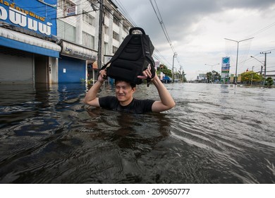 Nonthaburi flood in Thailand 2011-The lifestyle of people in massive flooding, Nonthaburi in Thailand, October 28, 2011