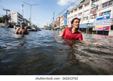 Nonthaburi flood in Thailand 2011-The lifestyle of people in massive flooding, Nonthaburi in Thailand, October 28, 2011