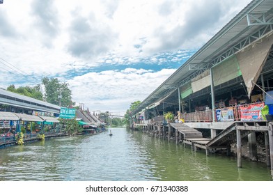 Nonthaburi, Sai Noi - July 5, 2017 Sai Yai Floating Market The Largest Eating Place In Nonthaburi In Thailand.