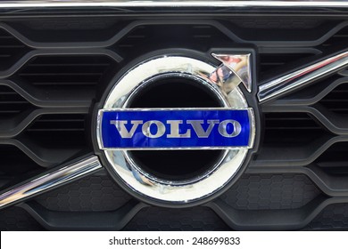 NONTHABURI, THAILAND - DECEMBER 10,2014 : Logo of the brand "Volvo" on car