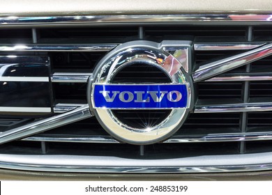 NONTHABURI, THAILAND - DECEMBER 10,2014 : Logo of the brand "Volvo" on car