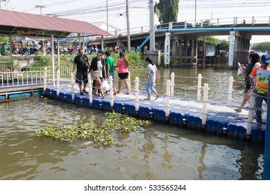 NONTHABURI, THAILAND-11 2016 Floating Market Wat Sai Yai. NONTHABURI, THAILAND