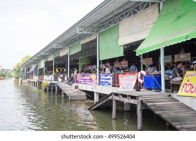 NONTHABURI, THAILAND-17 2016 Floating Market Wat Sai Yai.
NONTHABURI, THAILAND