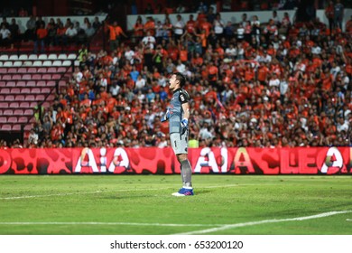 NONTHABURI,THAILAND-June 2 : Kawin Thamsatchanan GoalKeeper Of MTUTD During The Game Between SCG Muangthong United And Chiangrai United At SCG Stadium On June 2, 2017 In,Thailand.