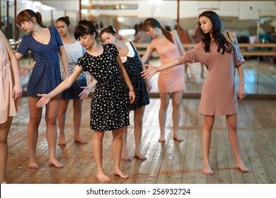 Noob Girls Learn To Dance For Dance Lessons