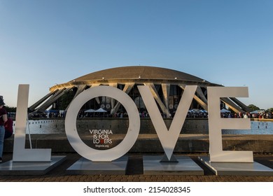 Norfolk, Virginia, USA April 29, 2022 A Love Sign At The Norfolk Scope Arena.