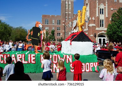 NORMAN, OKLAHOMA - OCTOBER 13 2007: Charlie Brown And Snoopy Float Marches On Street In Homecoming Event