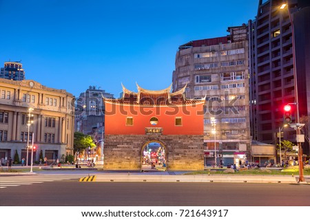 the north gate of old taipei city. the chinese words on it means 