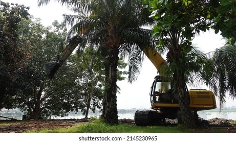 North Jakarta, Indonesia - April, 12, 2022: Pluit Reservoir Park Is Located In The Penjaringan Sub-district Covering An Area Of ​​10 Hectares.