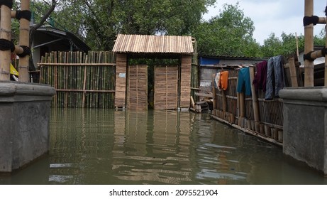 North Jakarta, Indonesia - Dec 23, 2021: Sea Level Rises On The Coast Of North Jakarta.