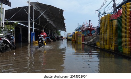 North Jakarta, Indonesia - Dec 23, 2021: Sea Level Rises On The Coast Of North Jakarta.