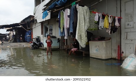 North Jakarta, Indonesia - Dec 23, 2021: Sea Level Rises On The Coast Of North Jakarta.