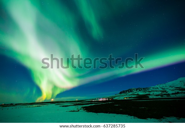 アイスランドで星と踊る北の光 の写真素材 今すぐ編集