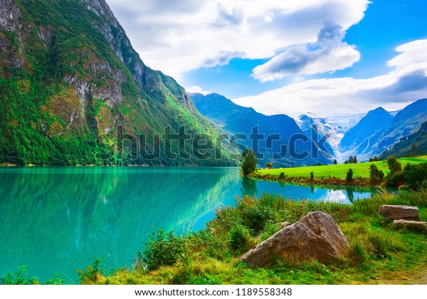 ノルウェーの風景とノルデフィヨルド湾 山 花 氷河がノルウェーのオルデンにある の写真素材 今すぐ編集