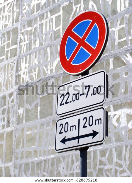 Not parking prohibition sign with\
time and place limits close up                             \
